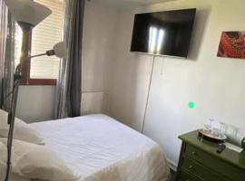 Chambre Cosy et Chambre Sam WIFI PARKING GRATUIT，位于罗尼苏布瓦的酒店