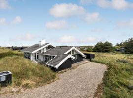 4 Bedroom Stunning Home In Hirtshals，位于希茨海尔斯的酒店