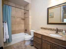 Suite Retreat with Pool Spa Gym and Tennis Court，位于哈里肯的酒店