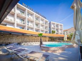 Hotel Lumbarda，位于鲁巴达的带泳池的酒店