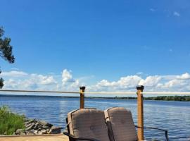 Lakefront house with Firepit，位于皮克顿的酒店