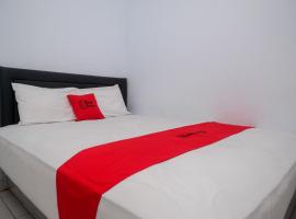 RedDoorz at Lapangan Bandara Sam Ratulangi Manado，位于美娜多的酒店