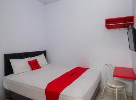 RedDoorz at Lapangan Bandara Sam Ratulangi Manado，位于美娜多的酒店