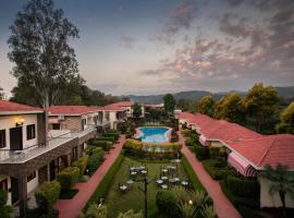 Country Inn Tarika Riverside Resort Jim Corbett，位于加尔加的带停车场的酒店