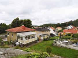 Nice holiday home in central Uddevalla with sauna，位于乌德瓦拉的度假屋