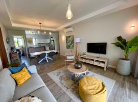 Tropical beachfront apartment，位于贝尔马尔的酒店