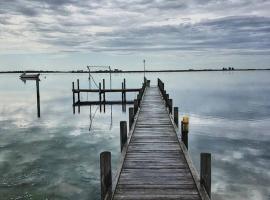 Hideaway Tom’s on Mundoo Channel - Waterfront，位于Hindmarsh Island的酒店