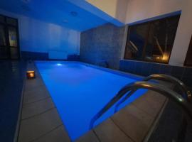 Pensiunea Montan din Bran,sat Simon SPA indoor，位于布朗的带泳池的酒店