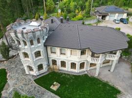 Pinecrest Villa - Castle style living on seaside，位于波尔沃的带泳池的酒店