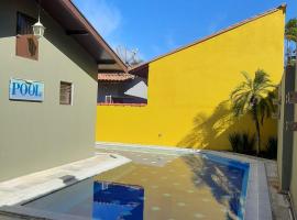 Casa grande com piscina churrasqueira e garagem Praia do Lázaro Ubatuba，位于乌巴图巴的酒店