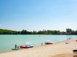 Camping Etang de la Bonde，位于Sannes的带按摩浴缸的酒店