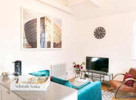 Whitstable Wishes, a Stylish Seaside Retreat, Whitstable with Parking Space，位于惠茨特布尔的公寓