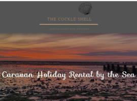 The Cockle Shell Caravan, Seaview Holiday Park, Whitstable，位于惠茨特布尔的度假屋