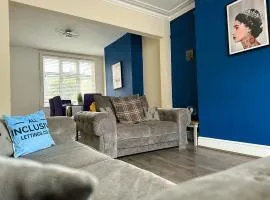 Whitworth House, Sleeps 6 TVs in all bedrooms, WIFI - 3 bedroom