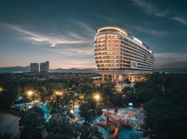 三亚海棠湾仁恒皇冠假日度假酒店（网红无边际泳池），位于三亚的酒店