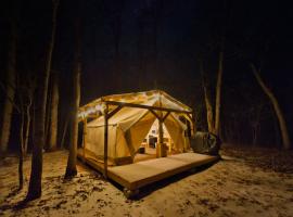 Creekside Glamping Current River Mark Twain Forest，位于Doniphan的豪华帐篷营地