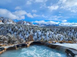 Skyfall Cabin. Stunning views, Hot Tub, minutes from Zion，位于奥德维尔的别墅