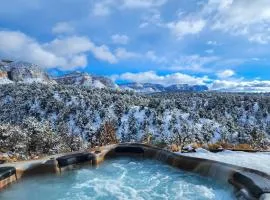 Skyfall Cabin. Stunning views, Hot Tub, minutes from Zion