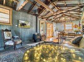 The Shearing Shed - Boutique Farm Stay，位于考拉的酒店
