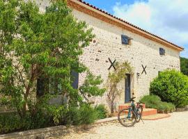 Maison spacieuse en pleine nature avec piscine, équipements de loisirs et randonnées à proximité - FR-1-653-105，位于Nonac的酒店