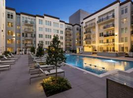 Resort-Style Apartments near The Galleria，位于休斯顿小区公园购物中心附近的酒店