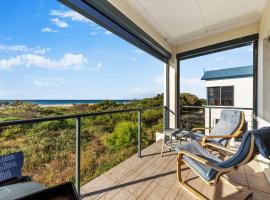 Busselton Beachfront Family Holiday Home，位于巴瑟尔顿的酒店