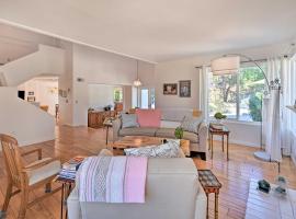 Spacious San Diego House with Yard and Patio!，位于圣地亚哥的酒店