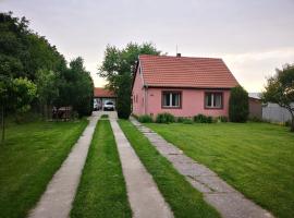 Little village house，位于Kać的酒店