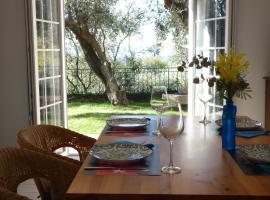 Apartment Cézanne with heated pool and private garden，位于新堡的酒店
