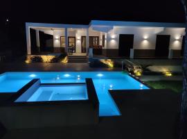 Luxury Villa Anemone with private pool，位于帕斯蒂达的度假屋