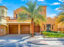 FAM Living - Palm Jumeirah - Beach Villas with Private Pool，位于迪拜的别墅