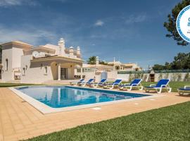 Beautiful 8-Bed Golf Villa in Vilamoura Algarve，位于维拉摩拉的乡村别墅