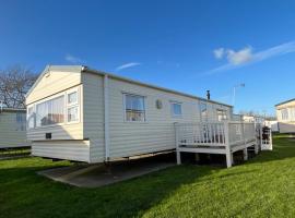 CW41 St Osyth Beach Holiday Park Essex，位于Saint Osyth的酒店