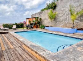 Vieques Island House with Caribbean Views and Pool!，位于别克斯的乡村别墅