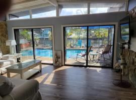 WaterFront Mid Century Cottage - Close to beach - 2 BR 3 BA，位于拉斯金的度假屋