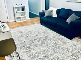 Entire 2-BED Private Apt - EWR/NYC/OUTLET MALL，位于纽瓦克的酒店