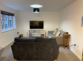 Large 2 bedroom apartment, 4 beds one 1 en-suite, Free parking Nr Chelt Elmore and Quays，位于格洛斯特的酒店