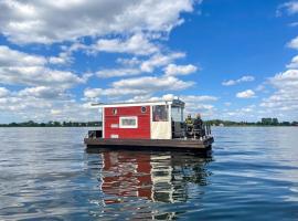 Hausfloßvermietung auf der Peene am Kummerower See in Mecklenburg Vorpommern 15 PS，位于Dargun的酒店