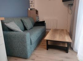Super studio rez de jardin avec extérieur，位于Lozanne的酒店