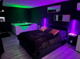 Love Room du Pavillon Gite indépendant avec SPA à 50 min de Lyon dans le Beaujolais，位于朱里耶纳的民宿