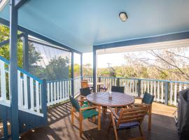 The Blue House - 100M TO BEACH, PET FRIENDLY, BIG HOUSE, SLEEPS 8，位于波因特卢考特的度假屋