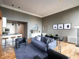 ALTIDO Chic 2BR Apt with City Views at the Heart of Old Town