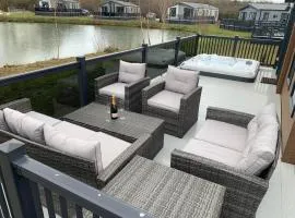 Bay Tree Lodge: Lakeside lodge w/hot tub & cinema surround sound