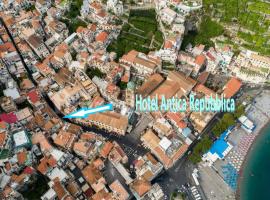Hotel Antica Repubblica in Amalfi center at 100mt from the sea with payment parking，位于阿马尔菲Amalfi Harbour附近的酒店