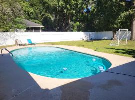 SPACIOUS POOL HOME in North FL，位于Keystone Heights的酒店