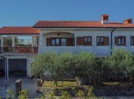 Apartma Tri oljke，位于多博沃的带停车场的酒店