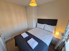 2 Cosy Bedrooms in a 3 Bed Home，位于提雷斯顿的酒店