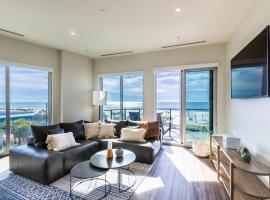 Elegant 4 BR Beachfront, Luxury Condo with Rooftop Pool Next to the Hangout，位于格尔夫海岸的酒店