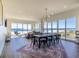 Beachfront, Luxury 4 BR Condo with Gulf views next to the Hangout!，位于格尔夫海岸的酒店