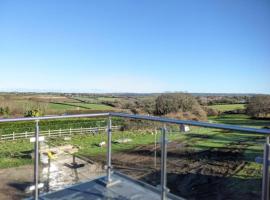 Chy Lowen, great valley views from balcony，位于海尔的酒店